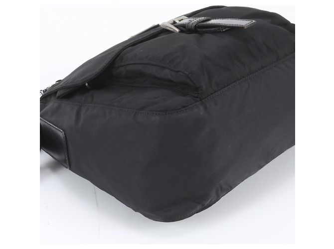 Prada Tessuto Nylon Schultertasche aus Leder mit Dreiecks-Logo - Ansicht 4