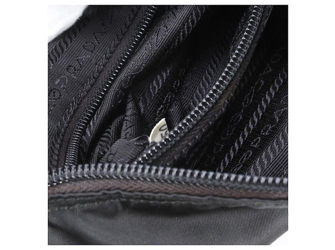Prada Tessuto Nylon Schultertasche aus Leder mit Dreiecks-Logo - Ansicht 9