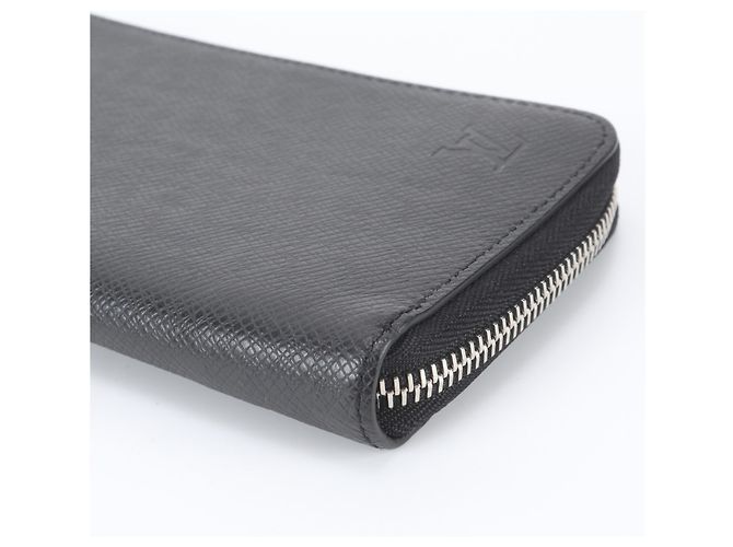 Carteira Zippy Louis Vuitton em Taiga com proteção RFID - vista 3