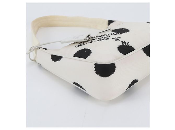Prada Nylon Schultertasche mit Dreiecks-Logo und Leder mit Polka Dots - Ansicht 6