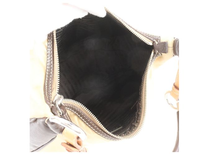 Prada Tessuto Nylon Schultertasche aus Leder mit Dreiecks-Logo - Ansicht 7