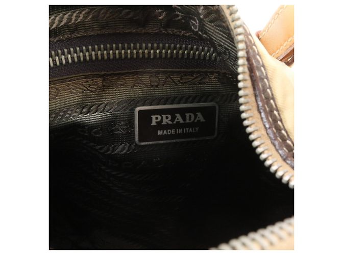 Prada Tessuto Nylon Schultertasche aus Leder mit Dreiecks-Logo - Ansicht 8