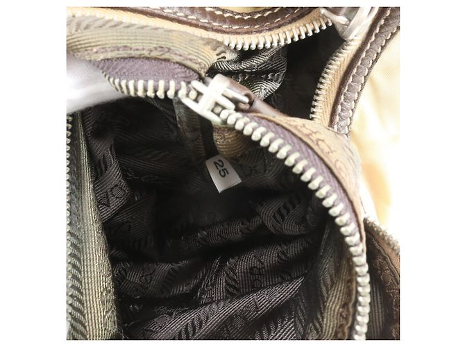 Prada Tessuto Nylon Schultertasche aus Leder mit Dreiecks-Logo - Ansicht 9