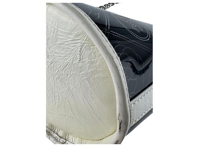 Borsa a secchiello Chanel Camellia Coco in PVC nero e vitello stropicciato, Small - vista 11
