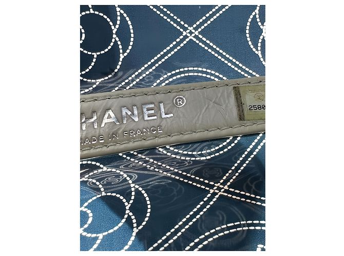 Borsa a secchiello Chanel Camellia Coco in PVC nero e vitello stropicciato, Small - vista 5