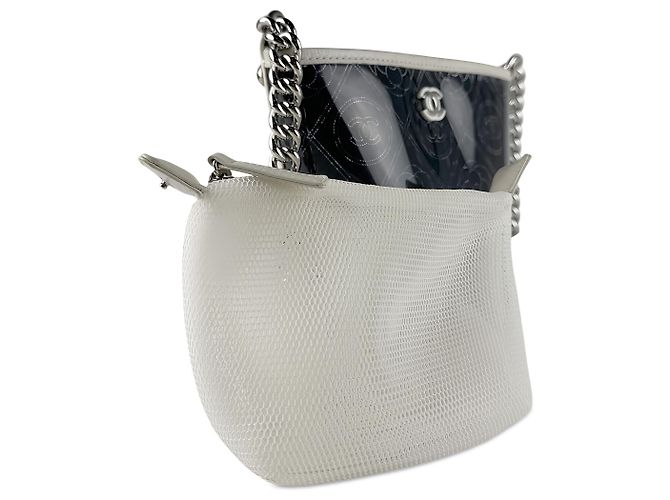 Borsa a secchiello Chanel Camellia Coco in PVC nero e vitello stropicciato, Small - vista 6
