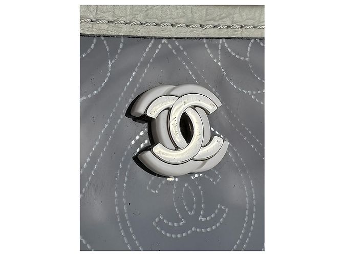 Borsa a secchiello Chanel Camellia Coco in PVC nero e vitello stropicciato, Small - vista 7