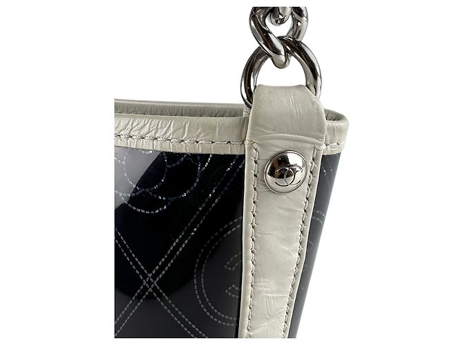 Borsa a secchiello Chanel Camellia Coco in PVC nero e vitello stropicciato, Small - vista 8