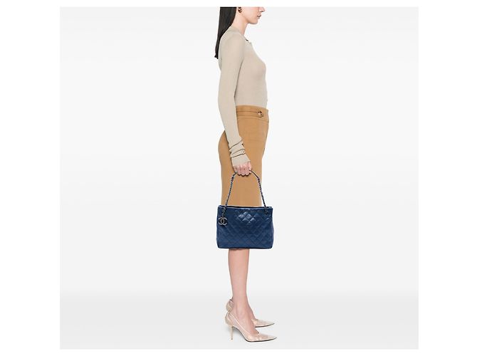 Chanel Blue Medium Quilted Iridescent Caviar Chic Shopping Tote - Ansicht 6