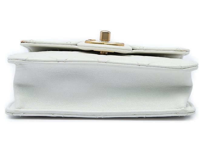Chanel White Small Quilted Lambskin Chic Pearls Flap - vista 3