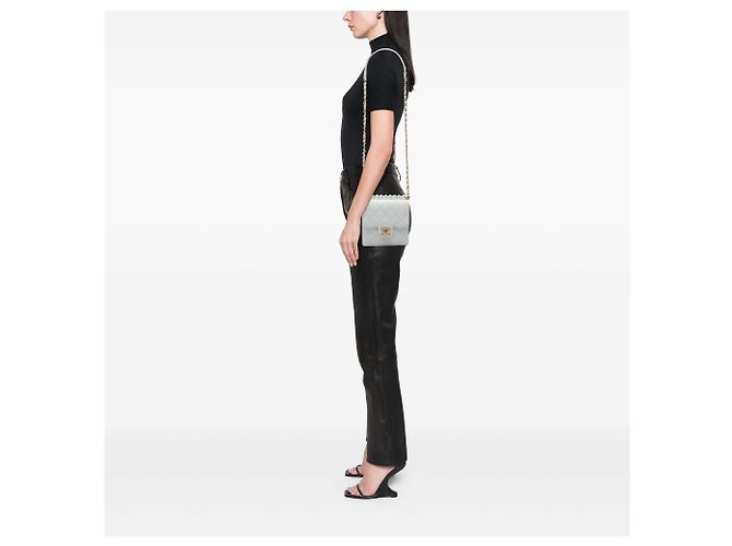 Chanel White Small Quilted Lambskin Chic Pearls Flap - vista 5