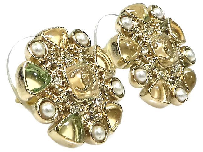 Orecchini a pressione Chanel Gold CC in ottone, resina e perle sintetiche a forma di fiocco di neve - vista 2