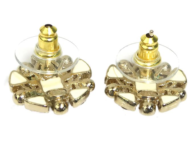 Orecchini a pressione Chanel Gold CC in ottone, resina e perle sintetiche a forma di fiocco di neve - vista 3
