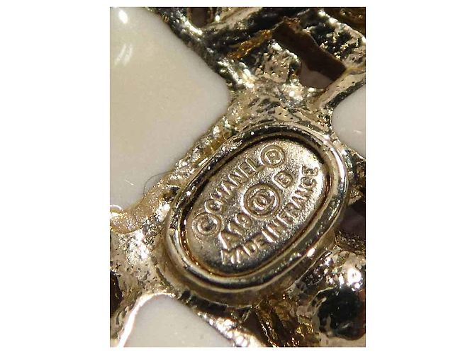 Orecchini a pressione Chanel Gold CC in ottone, resina e perle sintetiche a forma di fiocco di neve - vista 4