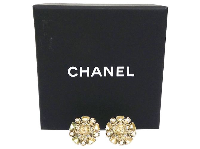 Orecchini a pressione Chanel Gold CC in ottone, resina e perle sintetiche a forma di fiocco di neve - vista 5