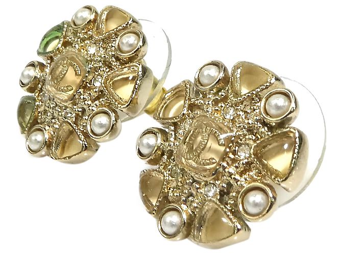 Orecchini a pressione Chanel Gold CC in ottone, resina e perle sintetiche a forma di fiocco di neve - vista 9