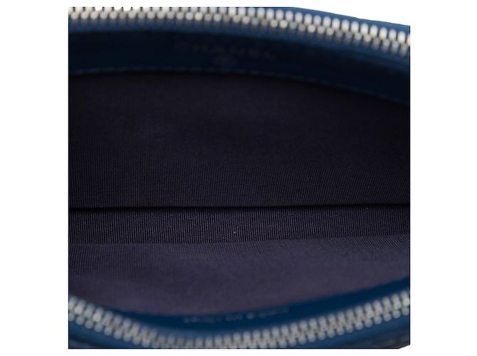Clutch Gabrielle in pelle di vitello invecchiata verniciata matelassé blu con doppia zip e catena Chanel - vista 4