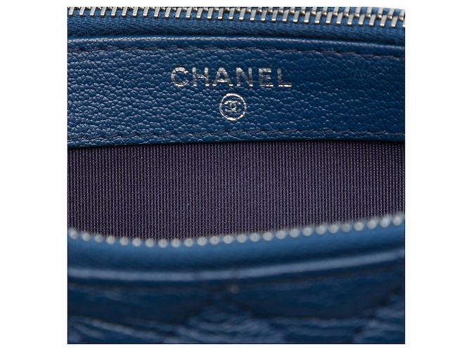 Clutch Gabrielle in pelle di vitello invecchiata verniciata matelassé blu con doppia zip e catena Chanel - vista 5