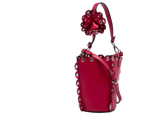 Borsa secchiello Miu Miu in pelle di vitello rossa con bordi festonati e occhielli - vista 2