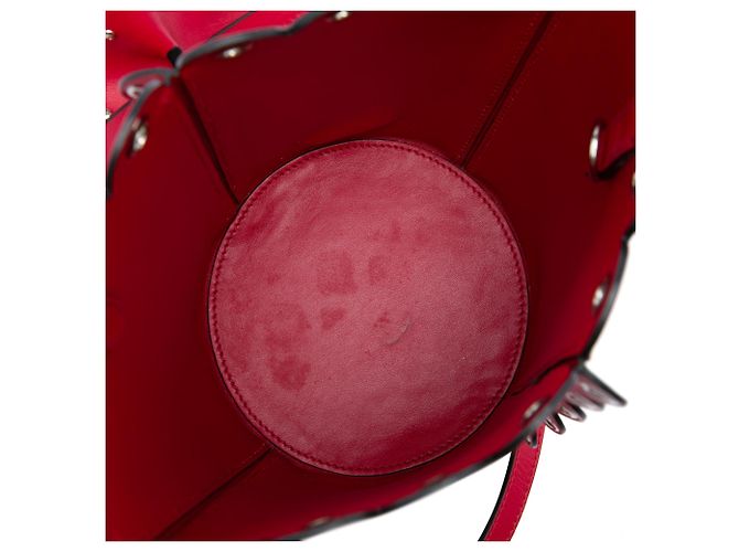 Borsa secchiello Miu Miu in pelle di vitello rossa con bordi festonati e occhielli - vista 4