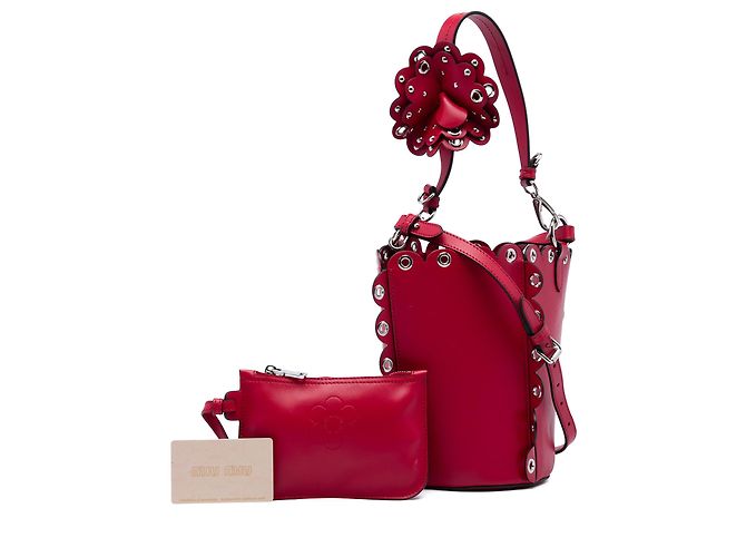 Borsa secchiello Miu Miu in pelle di vitello rossa con bordi festonati e occhielli - vista 6