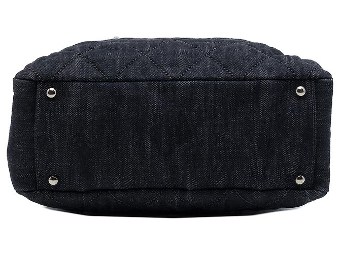 Chanel Timeless Tote aus schwarzem gestepptem Denim mit CC - Ansicht 3