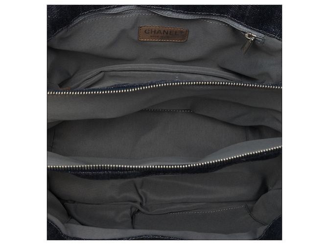 Chanel Timeless Tote aus schwarzem gestepptem Denim mit CC - Ansicht 4