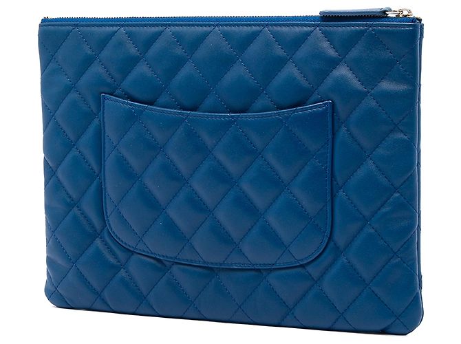 Clutch Chanel Blue Medium Quilted Lambskin O Case - vista 2