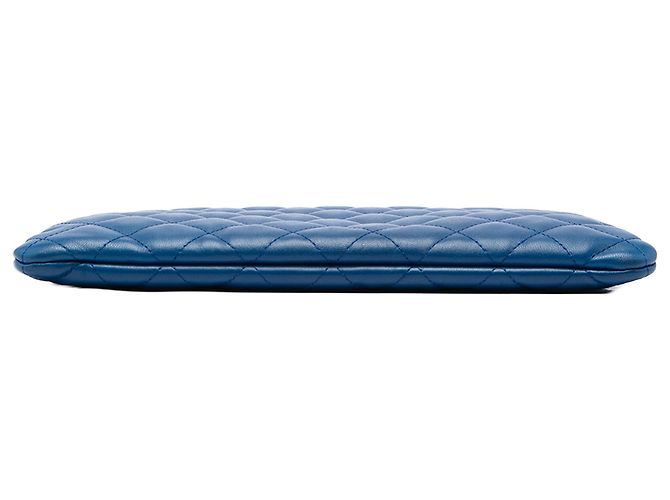 Clutch Chanel Blue Medium Quilted Lambskin O Case - vista 3