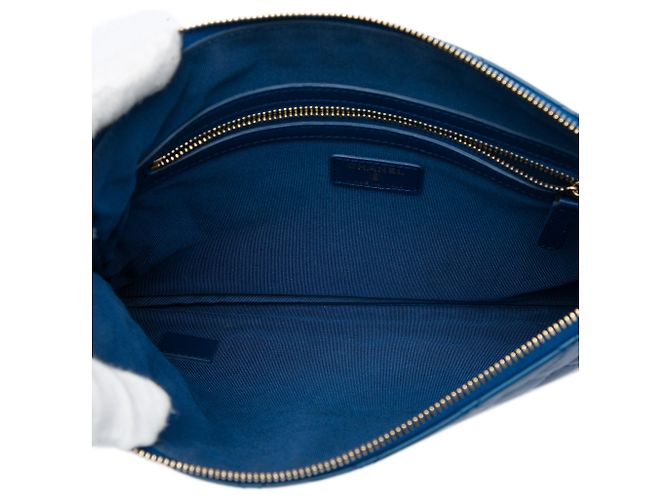 Clutch Chanel Blue Medium Quilted Lambskin O Case - vista 4