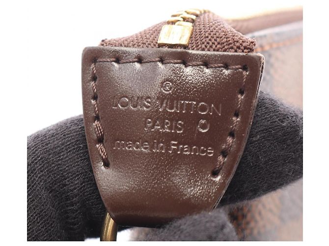 Bolso Louis Vuitton Mini Pochette Accessoires Damier Ebene T&B - vista 4