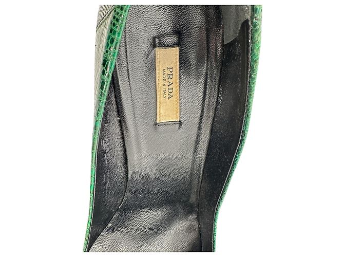 Prada Pumps aus grünem Leder mit Kristallbesatz - Ansicht 10
