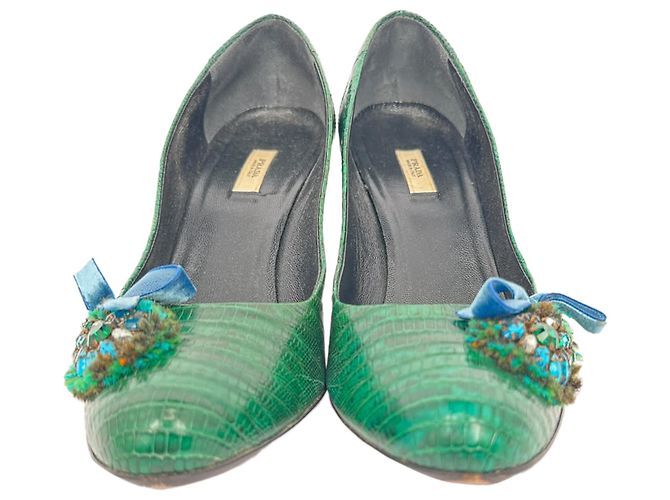 Prada Pumps aus grünem Leder mit Kristallbesatz - Ansicht 2