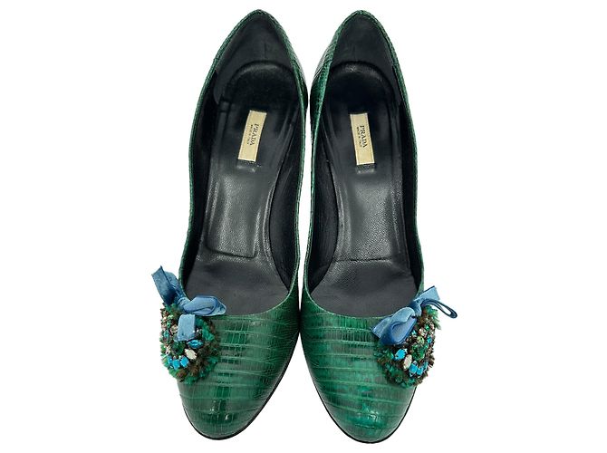 Prada Pumps aus grünem Leder mit Kristallbesatz - Ansicht 3
