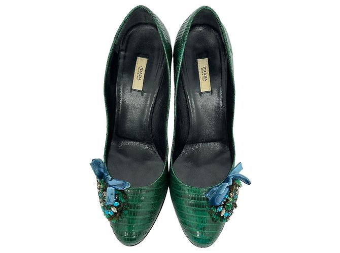 Prada Pumps aus grünem Leder mit Kristallbesatz - Ansicht 4