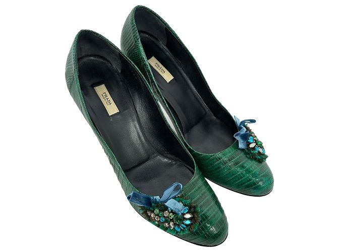 Prada Pumps aus grünem Leder mit Kristallbesatz - Ansicht 5