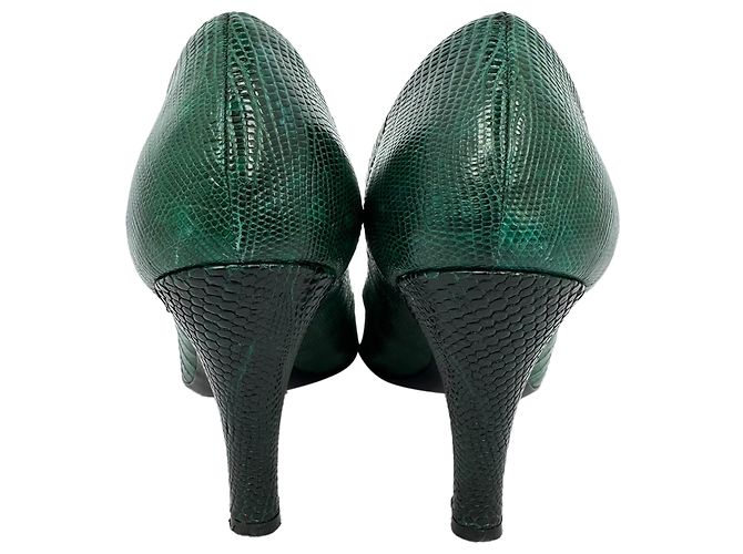 Prada Pumps aus grünem Leder mit Kristallbesatz - Ansicht 6