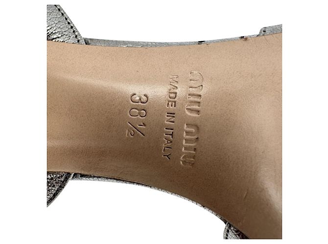 Miu Miu.Slingback-Block-Heels aus silbernem Leder mit Schmucksteinen und spitzer Kappe - Ansicht 10
