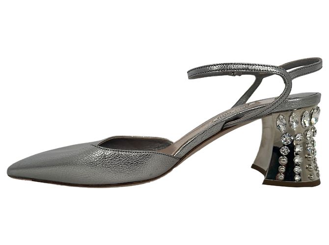 Miu Miu.Slingback-Block-Heels aus silbernem Leder mit Schmucksteinen und spitzer Kappe - Ansicht 11