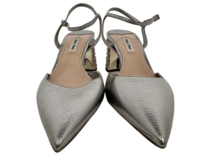 Miu Miu.Slingback-Block-Heels aus silbernem Leder mit Schmucksteinen und spitzer Kappe - Ansicht 2