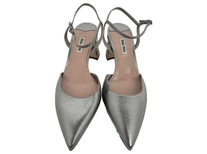 Miu Miu.Slingback-Block-Heels aus silbernem Leder mit Schmucksteinen und spitzer Kappe - Ansicht 3