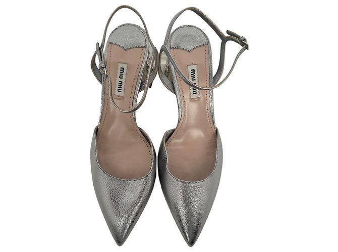 Miu Miu.Slingback-Block-Heels aus silbernem Leder mit Schmucksteinen und spitzer Kappe - Ansicht 4