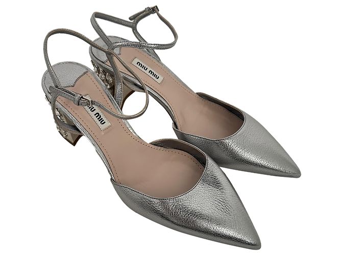 Miu Miu.Slingback-Block-Heels aus silbernem Leder mit Schmucksteinen und spitzer Kappe - Ansicht 5