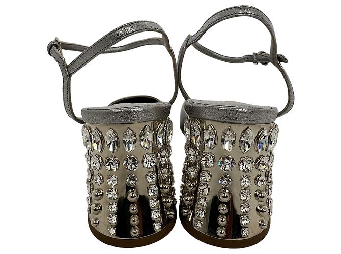 Miu Miu.Slingback-Block-Heels aus silbernem Leder mit Schmucksteinen und spitzer Kappe - Ansicht 6