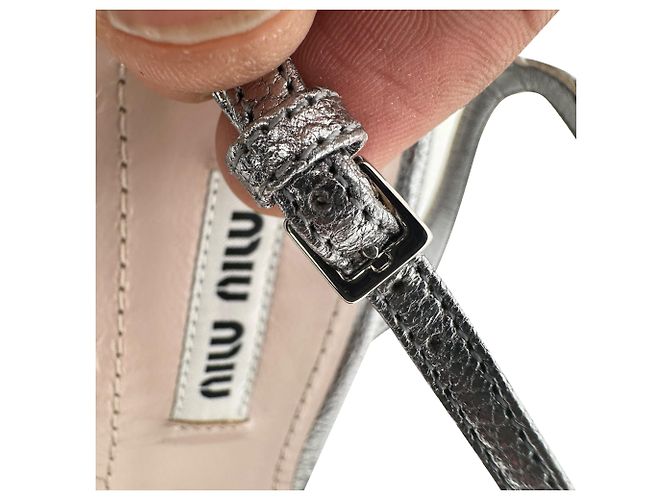Miu Miu.Slingback-Block-Heels aus silbernem Leder mit Schmucksteinen und spitzer Kappe - Ansicht 7