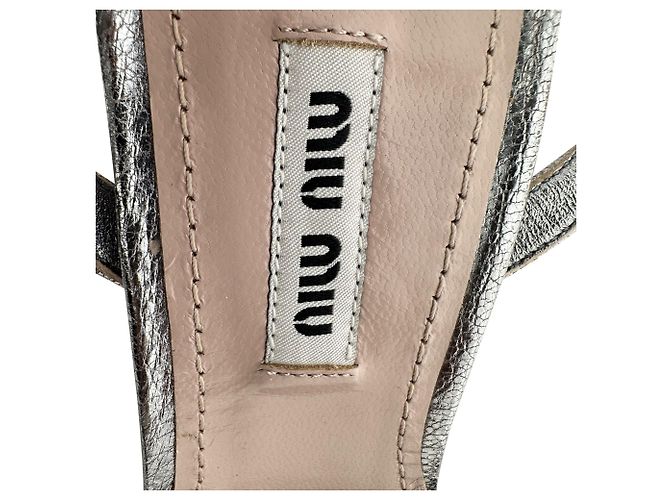 Miu Miu.Slingback-Block-Heels aus silbernem Leder mit Schmucksteinen und spitzer Kappe - Ansicht 8