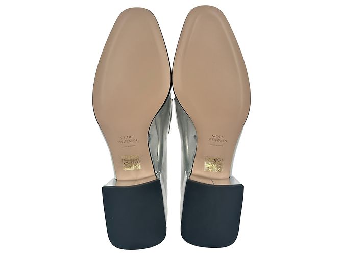 Stuart Weitzman Sawyer Block Heel Loafer aus metallic-silbernem Lackleder - Ansicht 10
