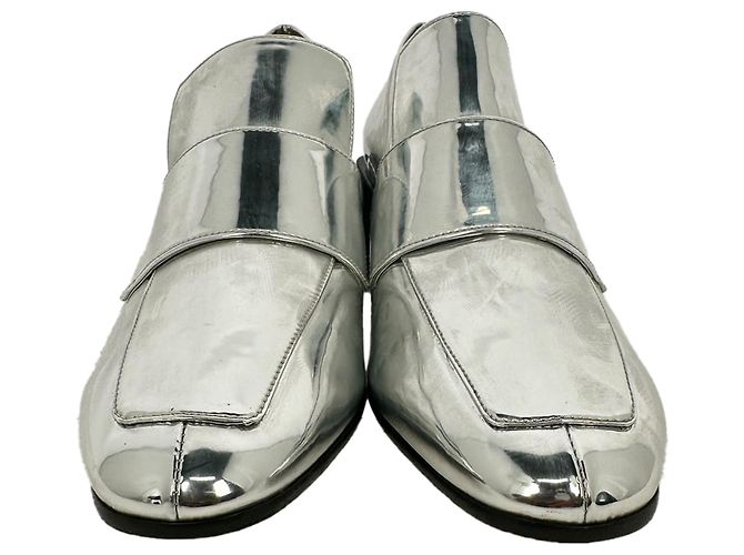 Stuart Weitzman Sawyer Block Heel Loafer aus metallic-silbernem Lackleder - Ansicht 2