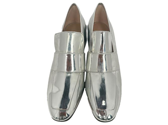 Stuart Weitzman Sawyer Block Heel Loafer aus metallic-silbernem Lackleder - Ansicht 3