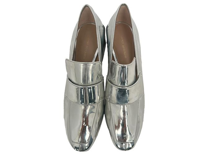 Stuart Weitzman Sawyer Block Heel Loafer aus metallic-silbernem Lackleder - Ansicht 4